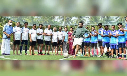 മാധ്യമപ്രവര്‍ത്തകരെ വീഴ്ത്തി ജനപ്രതിനിധികള്‍