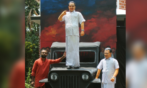 കലാപത്തിന്റെ തീയണക്കാൻ ജീപ്പ് വേദിയാക്കി എ.കെ.ജി; ചരിത്രപ്രസംഗത്തിന് ശിൽപഭാഷ്യം