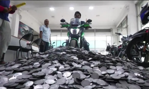 ബൈക്ക് വാങ്ങാൻ യുവാവ് എത്തിയത് ഒരു രൂപ നാണയങ്ങളുമായി, എണ്ണിത്തിട്ടപ്പെടുത്താനെടുത്തത് പത്ത് മണിക്കൂർ