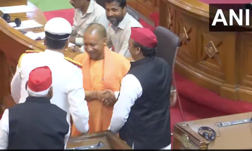 യോഗിയും അഖിലേഷും നിയമസഭയിൽ മുഖാമുഖം: പരസ്പരം അഭിവാദ്യമർപ്പിച്ച് നേതാക്കൾ