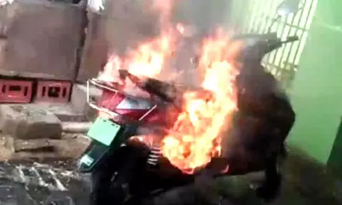 നിർത്തിയിട്ട ഇലക്​ട്രിക്​ സ്കൂട്ടറിന് തീപിടിച്ചു
