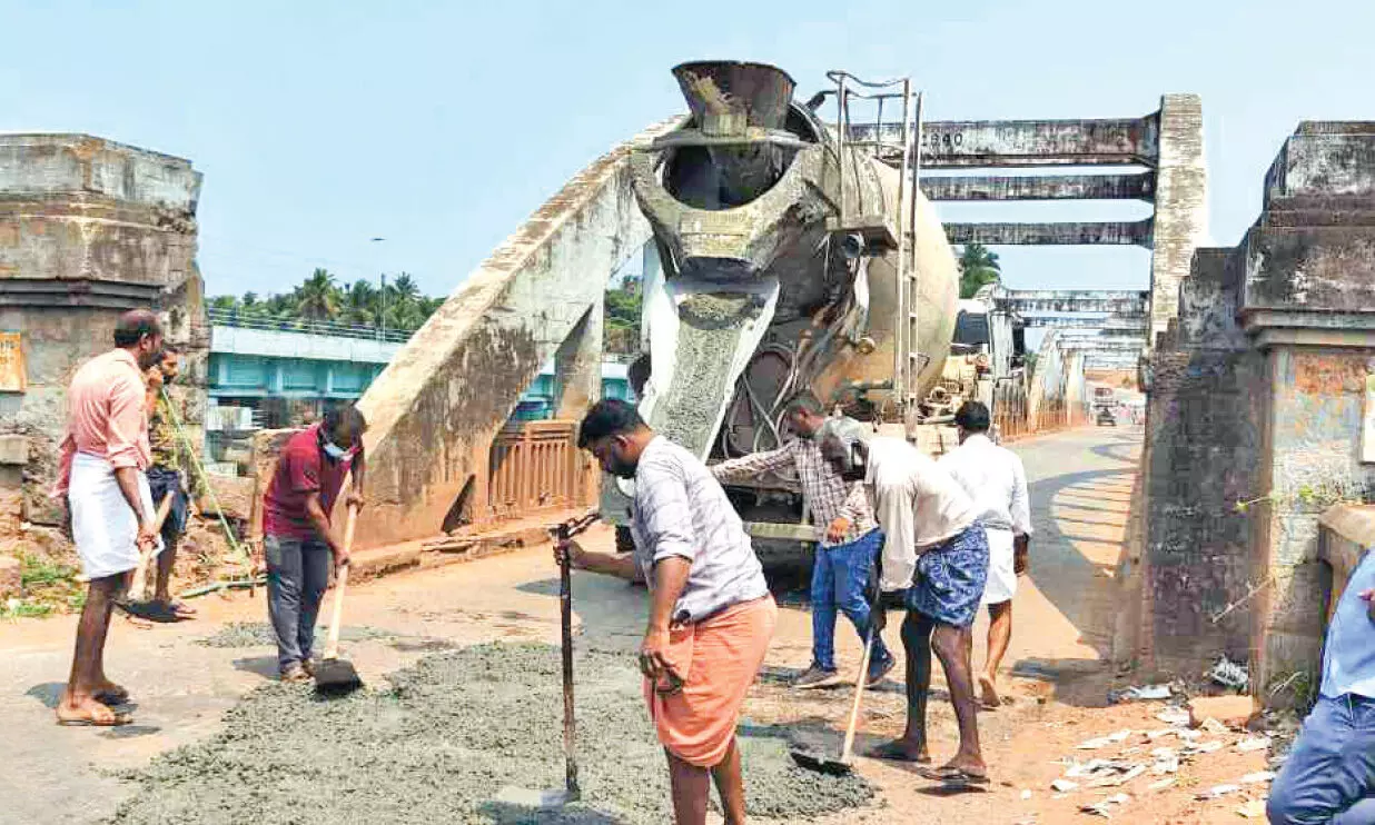 നാട്ടുകാർ ഇറങ്ങി; മൂരാട് പാലത്തിലെ കുഴികളടച്ചു