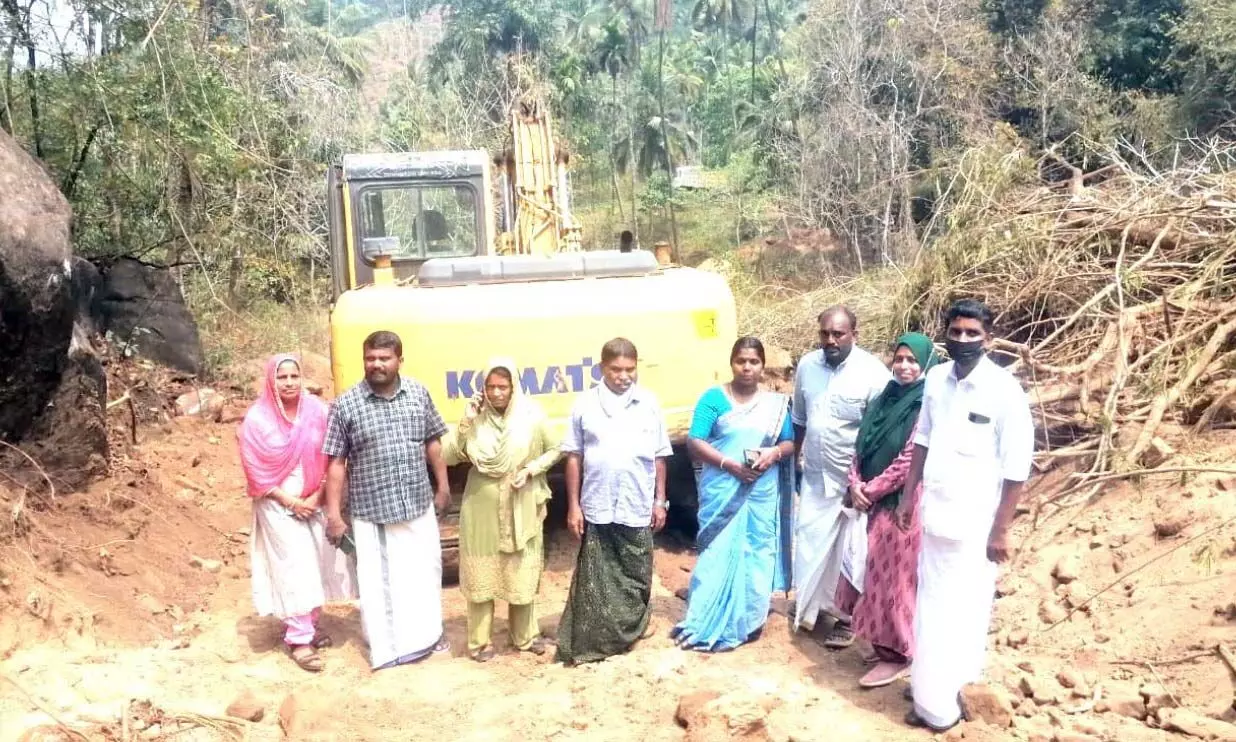 ക്വാറി പ്രവർത്തിപ്പിക്കാനുള്ള നീക്കം പ്രസിഡന്റിന്റെ നേതൃത്വത്തിൽ തടഞ്ഞു ക്വാറി പ്രവർത്തിപ്പിക്കാനുള്ള നീക്കം പ്രസിഡന്റിന്റെ നേതൃത്വത്തിൽ തടഞ്ഞു