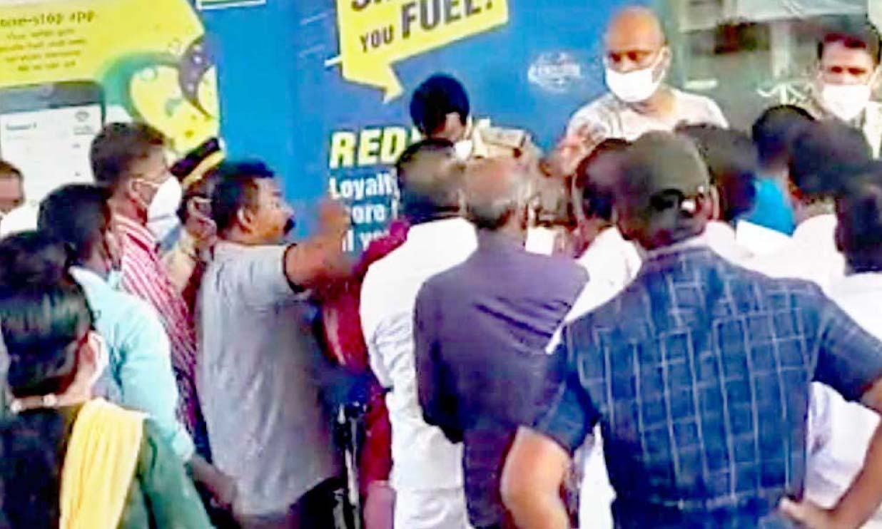 പൊലീസ് ഇടപെടലിൽ വിദ്യാർഥിനികൾക്ക് ഇന്ധനം നൽകി; പെട്രോൾ പമ്പിൽ സംഘർഷം പൊലീസ് ഇടപെടലിൽ വിദ്യാർഥിനികൾക്ക് ഇന്ധനം നൽകി; പെട്രോൾ പമ്പിൽ സംഘർഷം