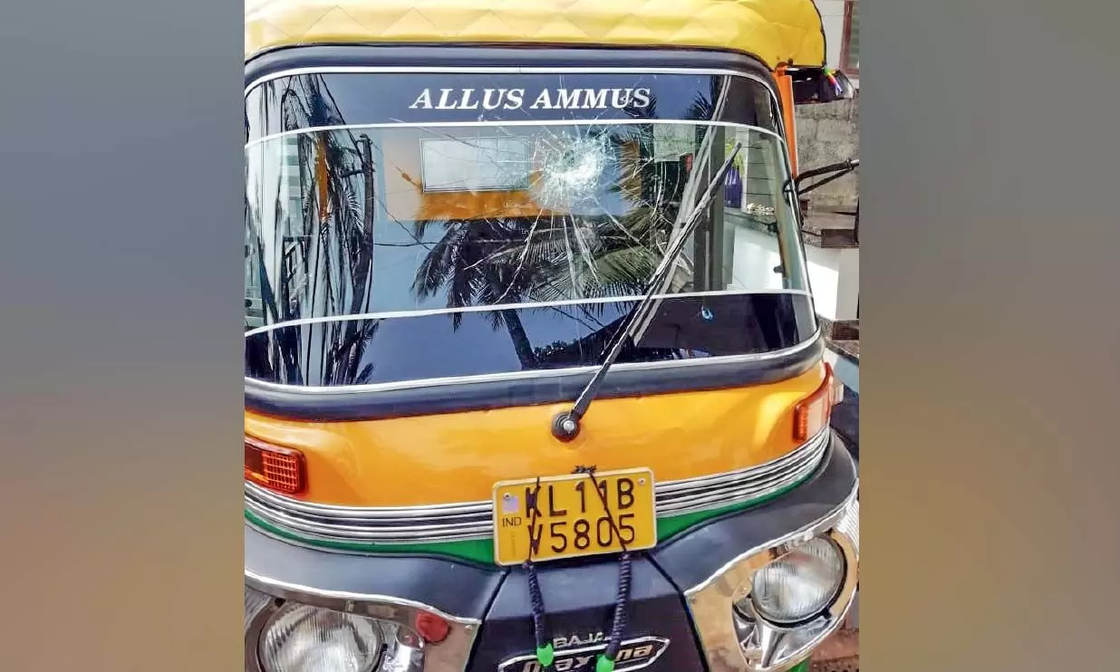 ഓട്ടോകളെ നേരിട്ട് സമരക്കാർ ഓട്ടോകളെ നേരിട്ട് സമരക്കാർ