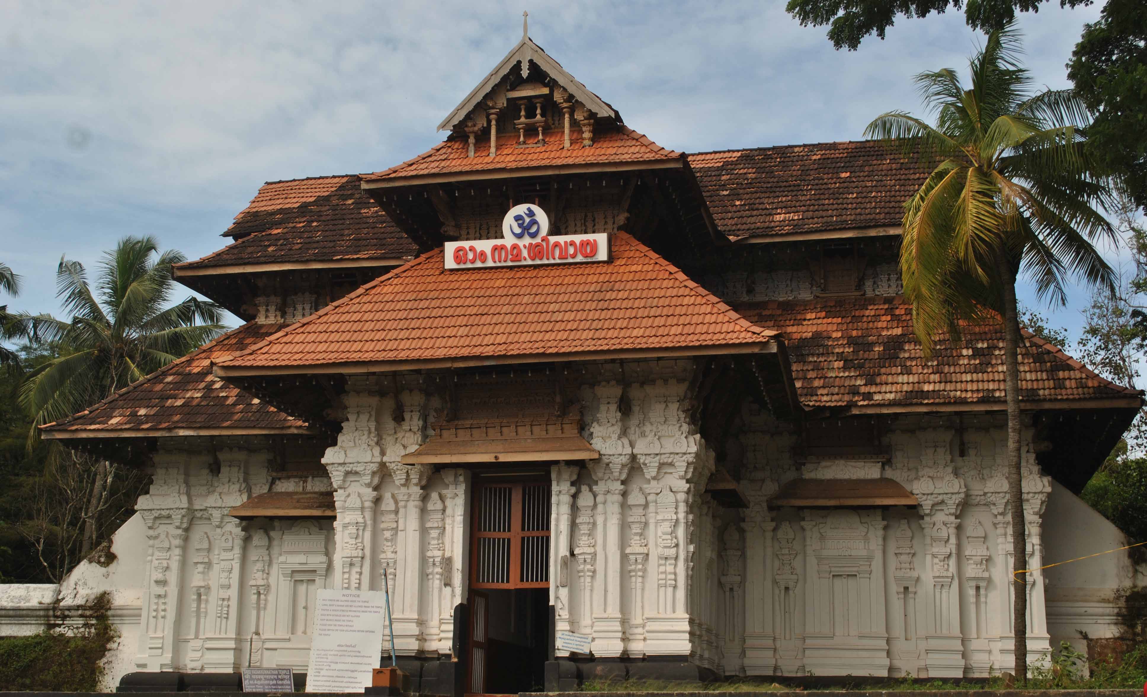 വടക്കുന്നാഥന് 100 പവൻ തൂക്കമുള്ള സ്വർണത്തിൽ തീർത്ത ആനയും ഒരു കോടി രൂപയും കാണിക്കയായി സമർപ്പിച്ച് ഭക്തൻ വടക്കുന്നാഥന് 100 പവൻ തൂക്കമുള്ള സ്വർണത്തിൽ തീർത്ത ആനയും ഒരു കോടി രൂപയും കാണിക്കയായി സമർപ്പിച്ച് ഭക്തൻ