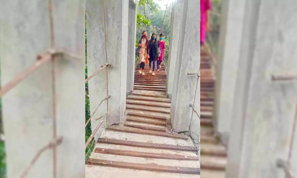 കോൺക്രീറ്റ് പാലം പാതിവഴിയിൽ; പുഴ കടക്കാൻ തൂക്കുപാലം തന്നെ ആശ്രയം കോൺക്രീറ്റ് പാലം പാതിവഴിയിൽ; പുഴ കടക്കാൻ തൂക്കുപാലം തന്നെ ആശ്രയം