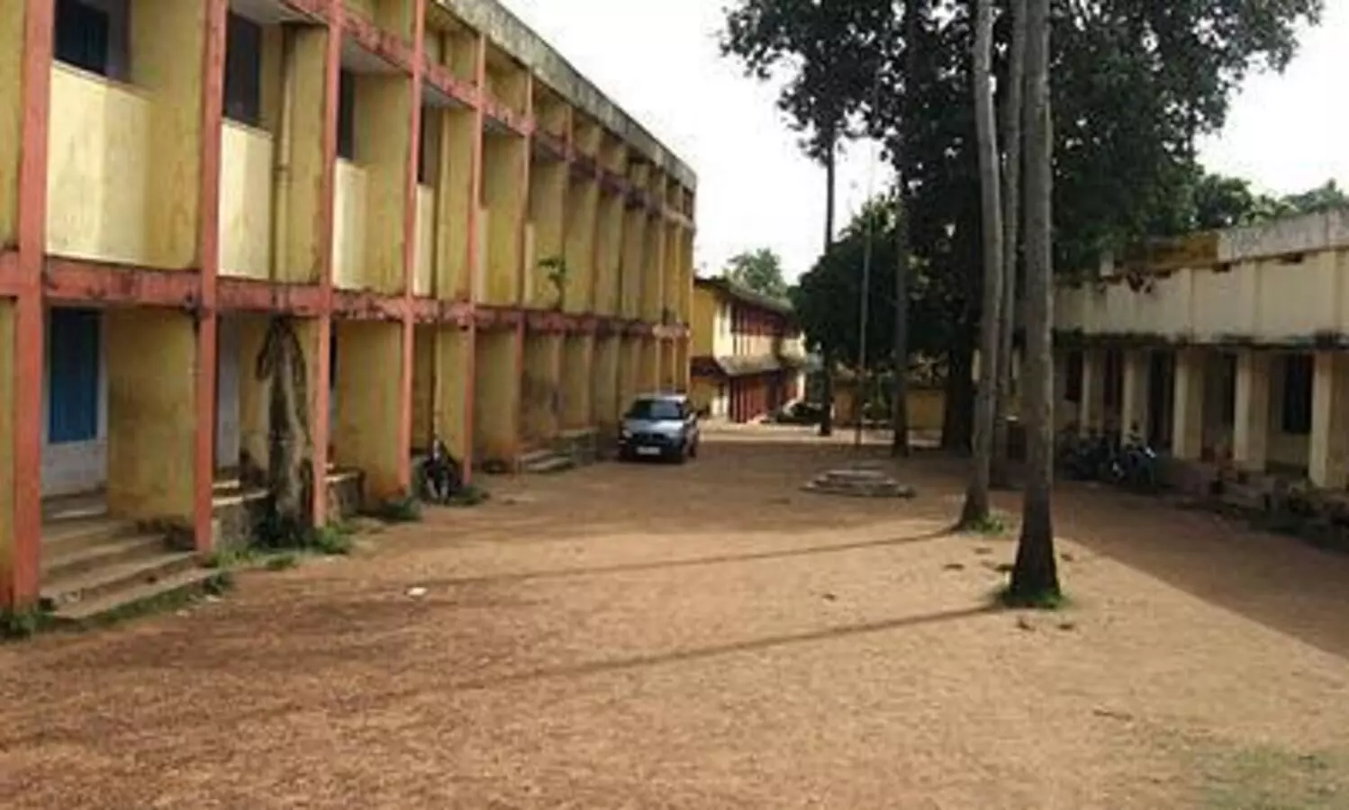 കൊല്ലത്ത് പണിമുടക്ക് രണ്ടാംദിനം സംഘർഭരിതം,അധ്യാപകരെ പൂട്ടിയിട്ടു