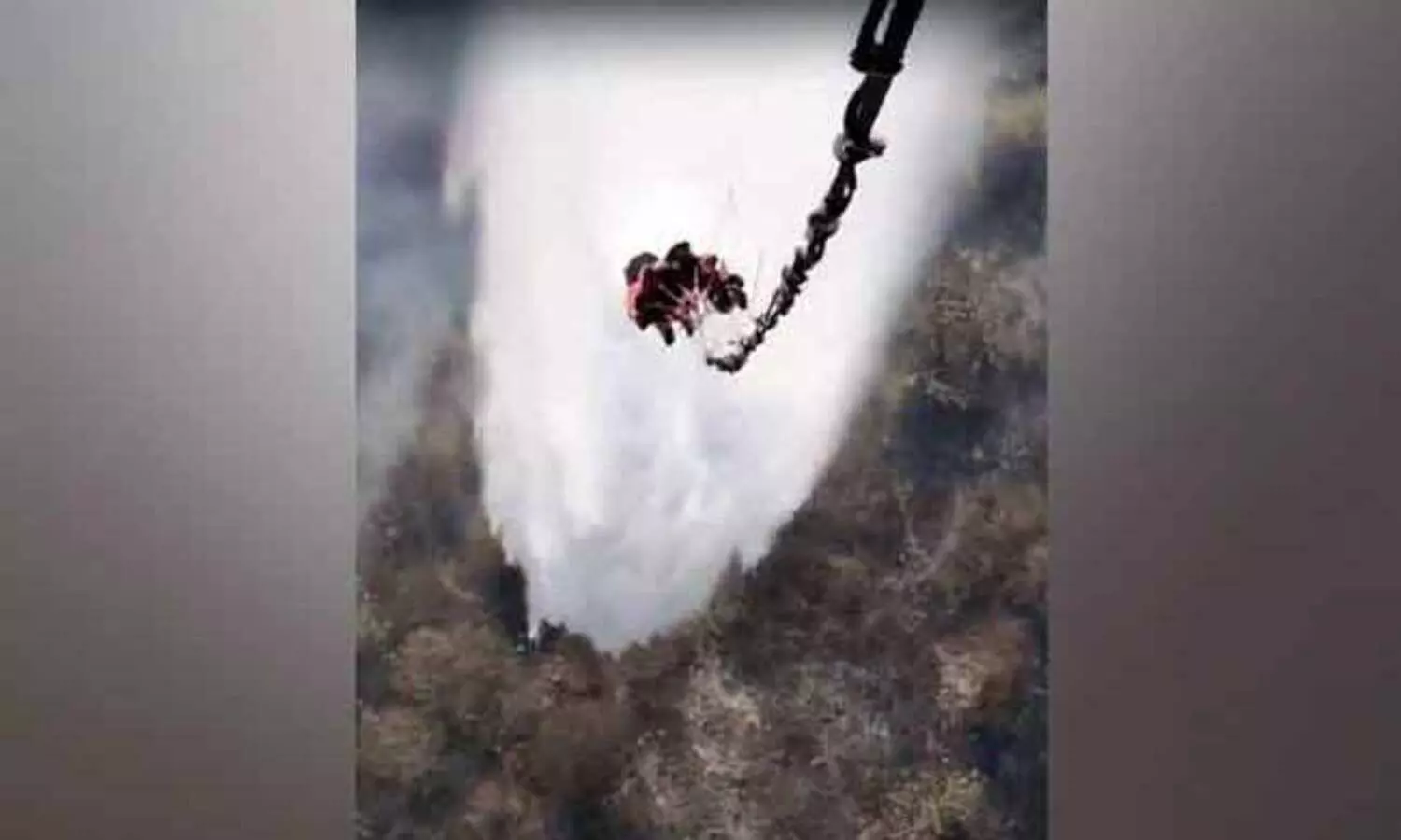 സരിസ്ക കടുവ സങ്കേതത്തിൽ വൻ തീപിടുത്തം; തീയണക്കാൻ വ്യോമസേന ഹെലികോപ്ടറുകൾ രംഗത്ത് -വിഡിയോ