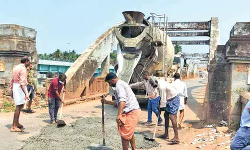 നാട്ടുകാർ ഇറങ്ങി; മൂരാട് പാലത്തിലെ കുഴികളടച്ചു