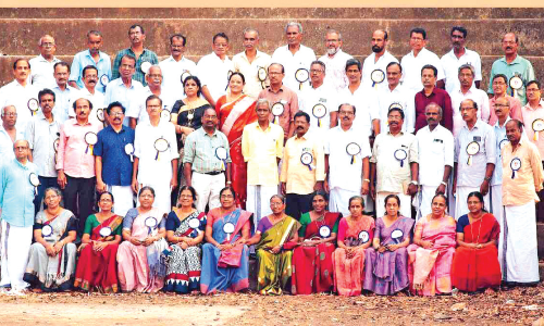 അമ്പത് വർഷത്തിനുശേഷം സഹപാഠികൾ ഒന്നിച്ചു