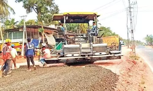 പണിമുടക്കാതെ ദേശീയപാത വികസനപ്രവൃത്തി