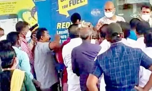 പൊലീസ് ഇടപെടലിൽ വിദ്യാർഥിനികൾക്ക് ഇന്ധനം നൽകി; പെട്രോൾ പമ്പിൽ സംഘർഷം