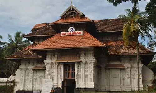 വടക്കുന്നാഥന് 100 പവൻ തൂക്കമുള്ള സ്വർണത്തിൽ തീർത്ത ആനയും ഒരു കോടി രൂപയും കാണിക്കയായി സമർപ്പിച്ച് ഭക്തൻ