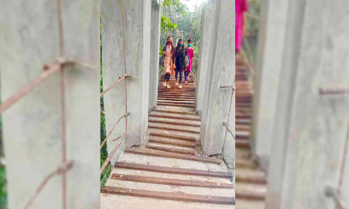 കോൺക്രീറ്റ് പാലം പാതിവഴിയിൽ; പുഴ കടക്കാൻ തൂക്കുപാലം തന്നെ ആശ്രയം