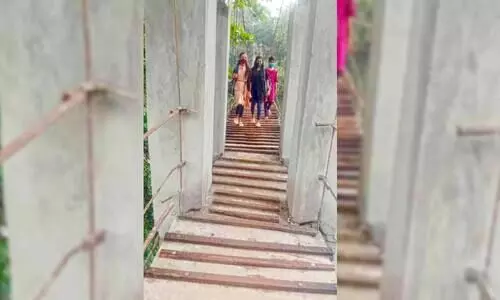 കോൺക്രീറ്റ് പാലം പാതിവഴിയിൽ; പുഴ കടക്കാൻ തൂക്കുപാലം തന്നെ ആശ്രയം