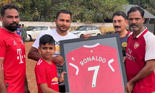 ക്രിസ്റ്റ്യാനോ റൊണാൾഡോയുടെ കൈയൊപ്പ് ചാർത്തിയ ജഴ്സി ചാലിശ്ശേരി ജി.സി.സി ക്ലബിന് സ്വന്തം