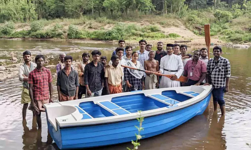 ആവണിപ്പാറ നിവാസികള്ക്ക് പുതിയ ബോട്ട് ആവണിപ്പാറ നിവാസികള്ക്ക് പുതിയ ബോട്ട്