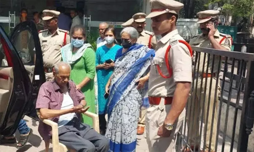 ബാങ്ക് ലോക്കറിലെ സാധനങ്ങൾ എടുക്കാൻ എത്തിയയാളെ ഒരു ദിവസം മുഴുവൻ ജീവനക്കാർ പൂട്ടിയിട്ടു ബാങ്ക് ലോക്കറിലെ സാധനങ്ങൾ എടുക്കാൻ എത്തിയയാളെ ഒരു ദിവസം മുഴുവൻ ജീവനക്കാർ പൂട്ടിയിട്ടു