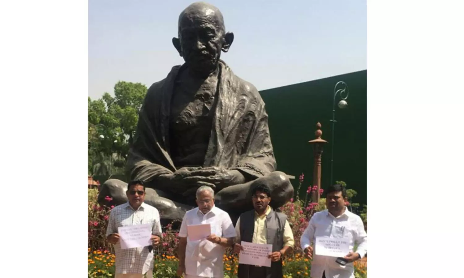 മലബാർ സമര നായകർക്കായി ലീഗ്​ എം.പിമാർ ഗാന്ധി പ്രതിമക്ക്​ മുന്നിൽ; ശൂന്യവേളയിൽ സഭയിൽ വിഷയം ഉന്നയിച്ച്​ എ.എം ആരിഫ്