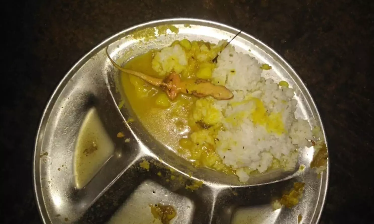 ബിഹാറിൽ സർക്കാർ സ്കൂളിലെ ഉച്ച ഭക്ഷണത്തിൽ ചത്ത പല്ലി