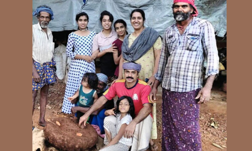 കൂറ്റൻ ചേനയുമായി പറമ്പയിലെ ബിനു ജോൺ