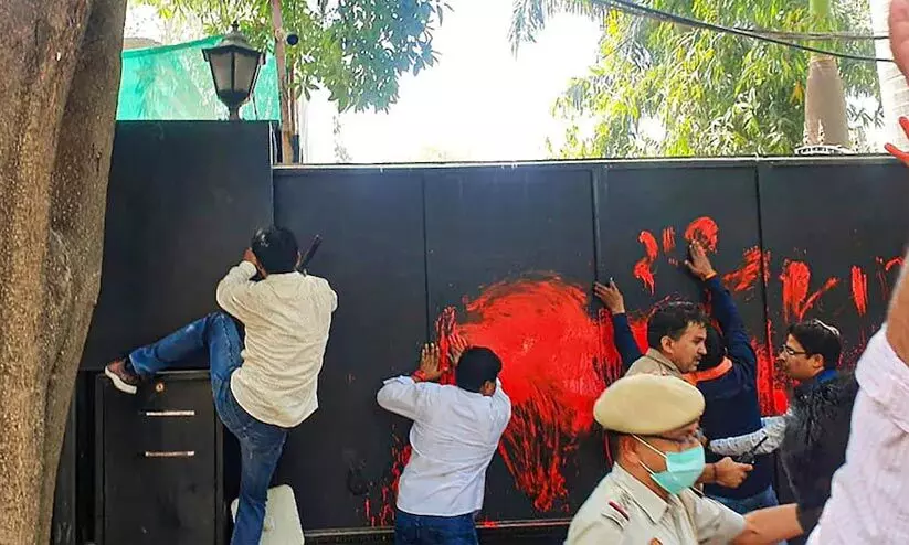 BJP protesters vandalise property outside Kejriwals house