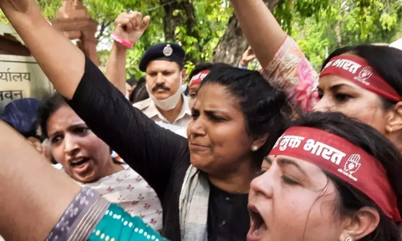 നിരോധനാജഞ ലംഘിച്ച്​ പാർലമെന്‍റ്​ കവാടം ഉപരോധിച്ച ജെബി മേത്തറും മഹിളാ കോൺഗ്രസുകാരും അറസ്റ്റിൽ