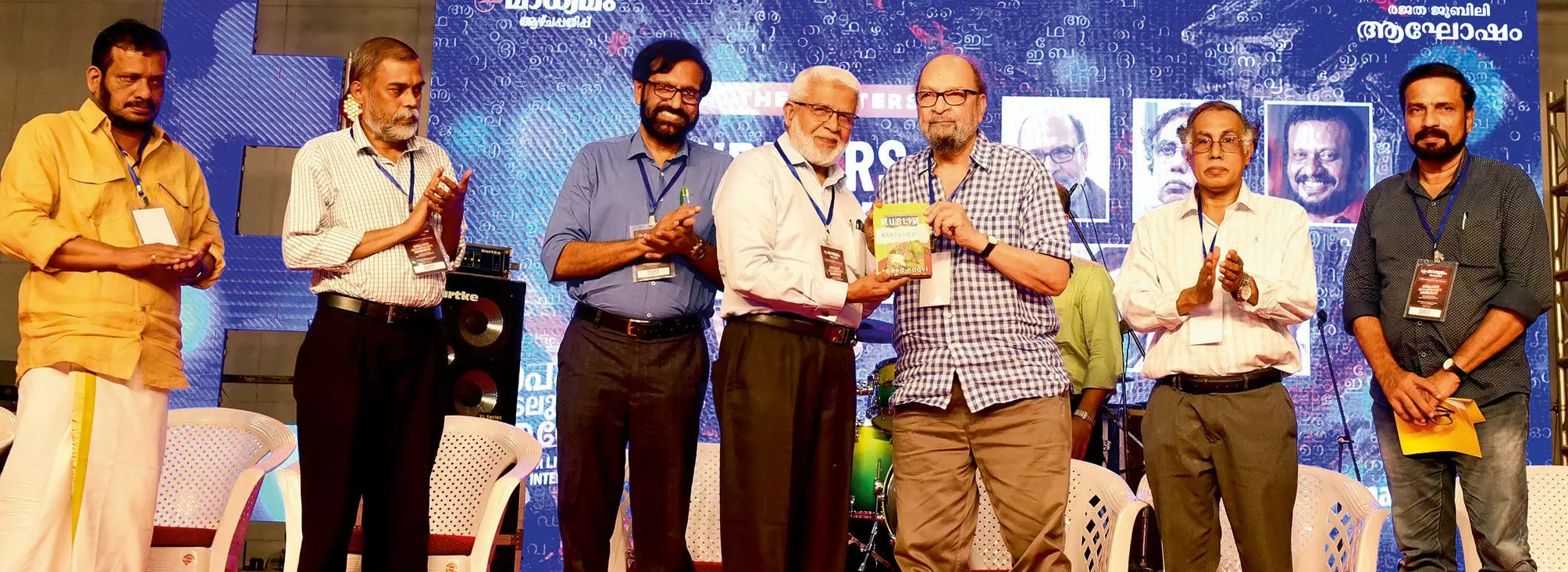മീറ്റ് ദ റൈറ്റേഴ്സ് സെഷനിൽ പ്രശസ്ത പത്രപ്രവർത്തകൻ സഈദ് നഖ്വി 'മുസ്ലിം വാനിഷസ്' എന്ന പുസ്തകം ഗൾഫ് മാധ്യമം ചീഫ് എഡിറ്റർ വി.കെ. ഹംസ അബ്ബാസിന് നൽകി പ്രകാശനം ചെയ്യുന്നു. എഴുത്തുകാരായ വി.ആർ. സുധീഷ്, ടി.ഡി. രാമകൃഷ്ണൻ, കെ.പി. രാമനുണ്ണി, പി.കെ. പാറക്കടവ്, ശിഹാബുദ്ദീൻ പൊയ്ത്തുംകടവ് എന്നിവർ സമീപം മീറ്റ് ദ റൈറ്റേഴ്സ് സെഷനിൽ പ്രശസ്ത പത്രപ്രവർത്തകൻ സഈദ് നഖ്വി 'മുസ്ലിം വാനിഷസ്' എന്ന പുസ്തകം ഗൾഫ് മാധ്യമം ചീഫ് എഡിറ്റർ വി.കെ. ഹംസ അബ്ബാസിന് നൽകി പ്രകാശനം ചെയ്യുന്നു. എഴുത്തുകാരായ വി.ആർ. സുധീഷ്, ടി.ഡി. രാമകൃഷ്ണൻ, കെ.പി. രാമനുണ്ണി, പി.കെ. പാറക്കടവ്, ശിഹാബുദ്ദീൻ പൊയ്ത്തുംകടവ് എന്നിവർ സമീപം