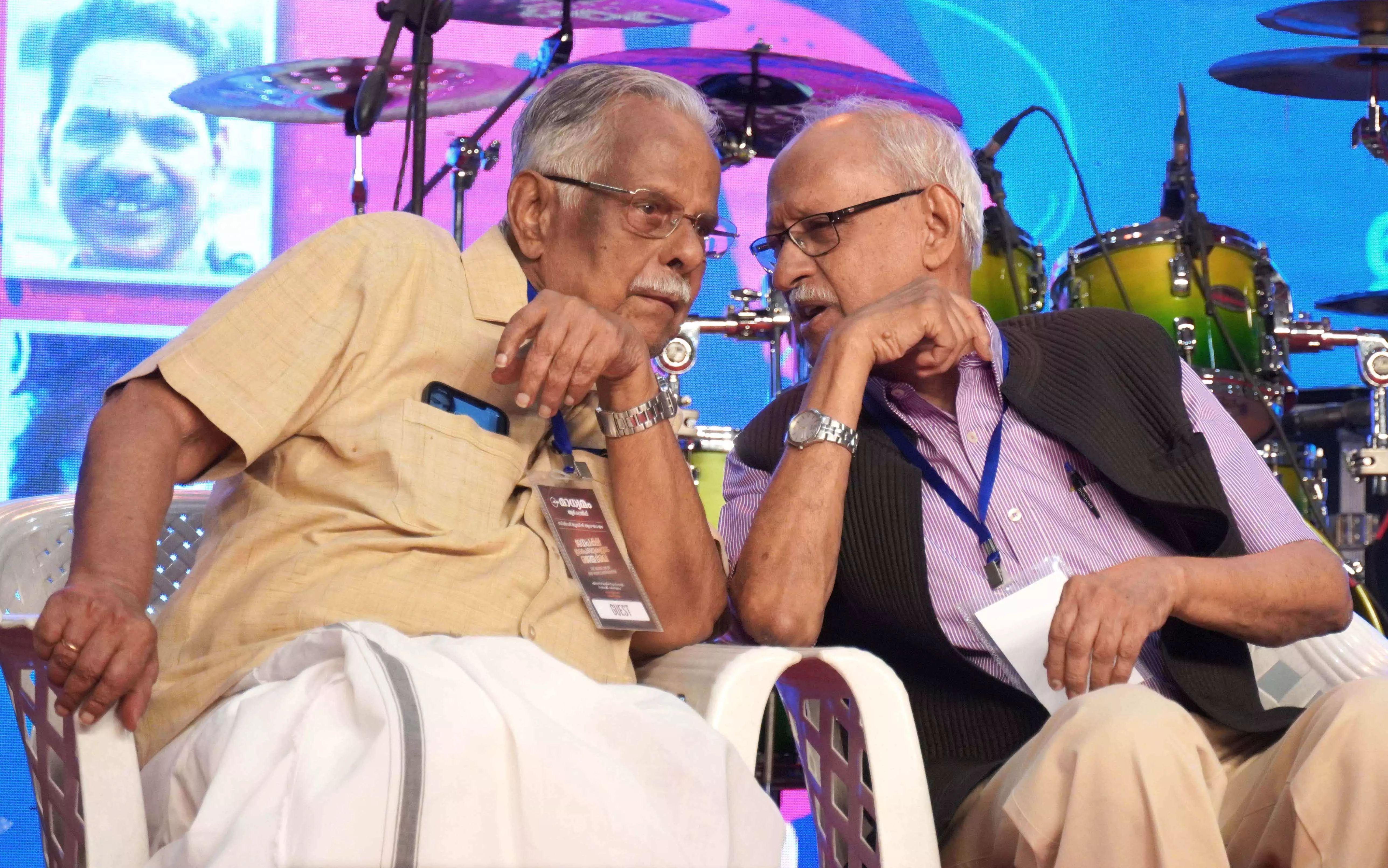 മാധ്യമം രജത ജൂബിലി ഉദ്ഘാടന ചടങ്ങിൽ കഥാകൃത്ത് ടി. പത്മനാഭൻ ജ്ഞാനപീഠ ജേതാവ് ദാമോദർ മൗജോക്കൊപ്പം മാധ്യമം രജത ജൂബിലി ഉദ്ഘാടന ചടങ്ങിൽ കഥാകൃത്ത് ടി. പത്മനാഭൻ ജ്ഞാനപീഠ ജേതാവ് ദാമോദർ മൗജോക്കൊപ്പം