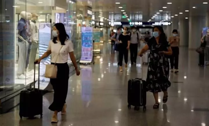 പുക വലിക്കാനും മദ്യപിക്കാനും കുടുംബം അനുവദിക്കുന്നില്ല; വിമാനത്താവളം കിടപ്പാടമാക്കി ഒരാൾ