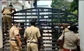 ആർട്സ് ഡേ നടത്താൻ അനുവദിച്ചില്ല; പ്രിൻസിപ്പളിനെയും അധ്യാപകരെയും കോളജിൽ പൂട്ടിയിട്ടു ആർട്സ് ഡേ നടത്താൻ അനുവദിച്ചില്ല; പ്രിൻസിപ്പളിനെയും അധ്യാപകരെയും കോളജിൽ പൂട്ടിയിട്ടു