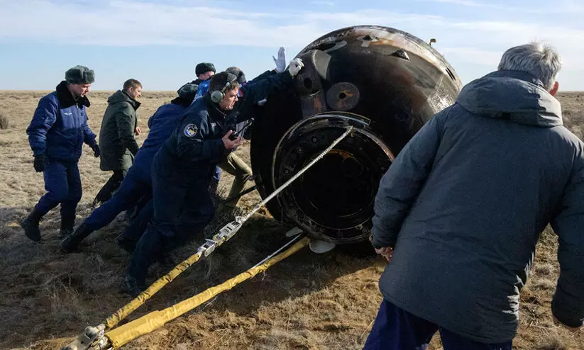 ബഹിരാകാശ നിലയത്തിൽ നിന്ന് റഷ്യൻ, അമേരിക്കൻ ഗവേഷകർ ഒരുമിച്ച് തിരിച്ചെത്തി
