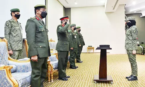 സൗ​ദി​യി​ൽ പ​രി​ശീ​ല​നം പൂ​ർ​ത്തി​യാ​ക്കി​യ  വ​നി​ത സൈ​നി​ക​രെ ആ​ദ​രി​ക്കു​ന്നു