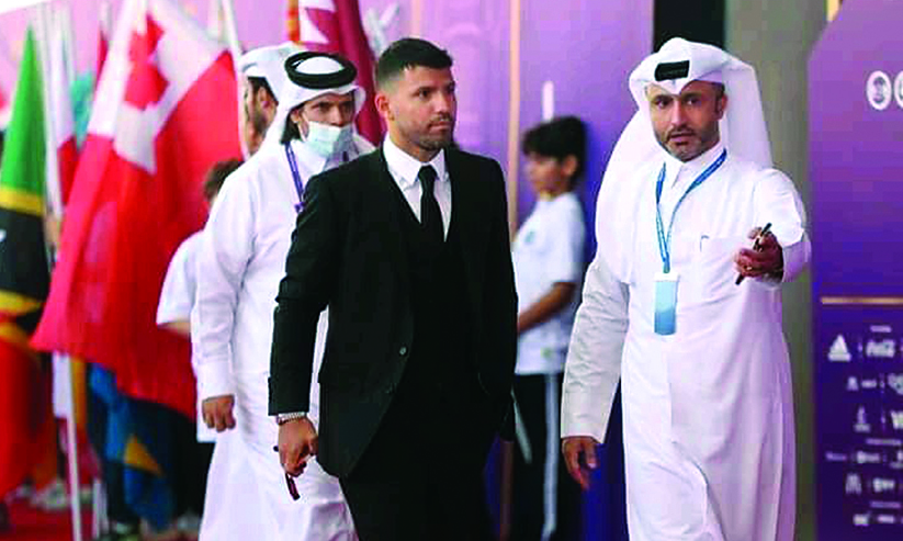 നക്ഷത്രങ്ങൾ മണ്ണിലിറങ്ങി; ഇന്ന് താരരാവ് നക്ഷത്രങ്ങൾ മണ്ണിലിറങ്ങി; ഇന്ന് താരരാവ്