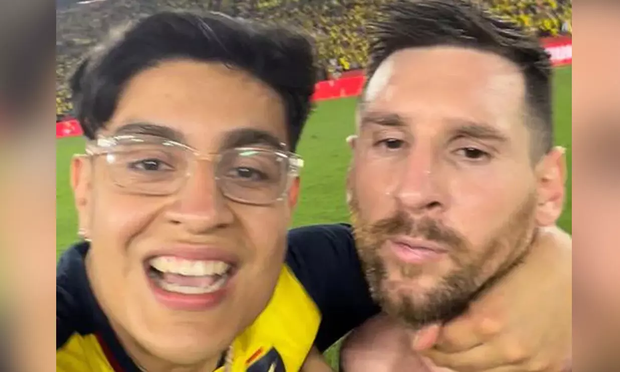 കഴുത്തിന് പിടിച്ച് ആരാധകന്റെ സെൽഫി ശ്രമം; കലിപ്പ് ലുക്കിൽ മെസ്സി കഴുത്തിന് പിടിച്ച് ആരാധകന്റെ സെൽഫി ശ്രമം; കലിപ്പ് ലുക്കിൽ മെസ്സി