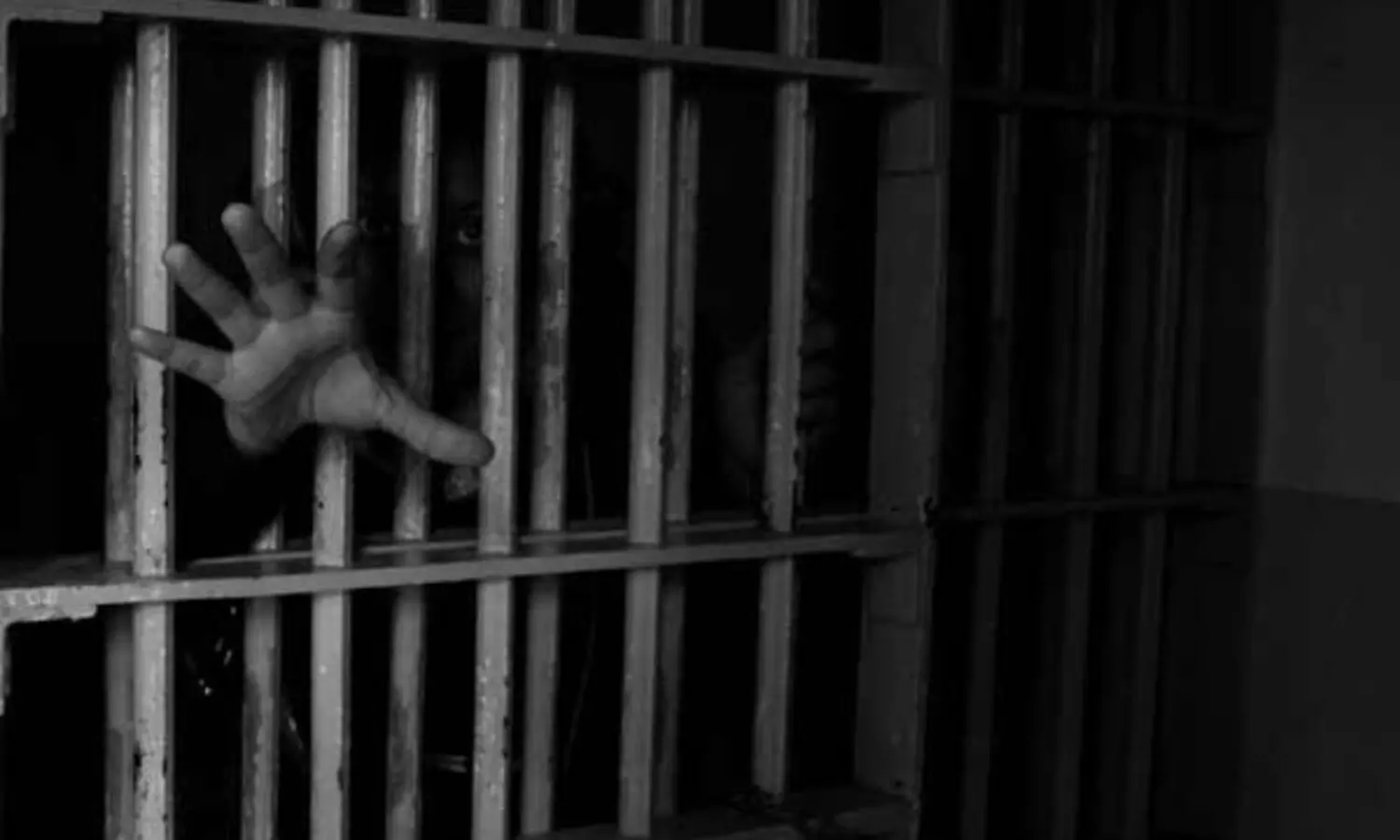 പൊലീസുകാർ നിർബന്ധിച്ച് മൂത്രം കുടിപ്പിച്ചു; പ്രതിക്ക്​ 2.5 ലക്ഷം രൂപ നഷ്ടപരിഹാരം നൽകണമെന്ന് മനുഷ്യാവകാശ കമീഷൻ