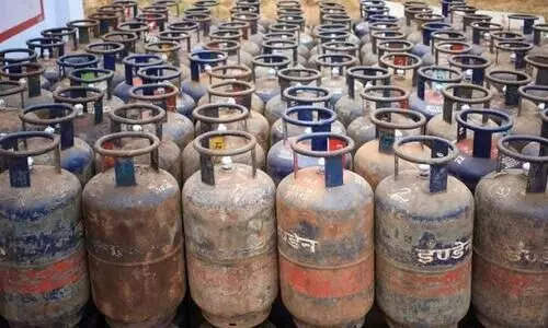 വാണിജ്യ പാചകവാതകത്തിന് 91.50 രൂപ കുറച്ചു; ഗാർഹിക സിലിണ്ടറിന് കുറച്ചില്ല
