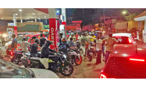 പെട്രോൾപമ്പുകളിൽ വൻതിരക്ക്; മാഹിയിൽ ഗതാഗതക്കുരുക്ക് രൂക്ഷം