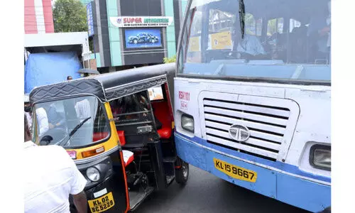 സൈഡ്​ നൽകാത്തത്​ ചോദ്യം ചെയ്തതിന്​ ഓട്ടോയിൽ ബസ്​ ഇടിപ്പിച്ചതായി പരാതി