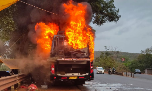 മലയാളി വിദ്യാർഥികൾ സഞ്ചരിച്ച ബസ് ഗോവയിൽ കത്തി നശിച്ചു; തീ പടരുന്നത് കണ്ട് യാത്രക്കാർ ഇറങ്ങിയോടി -Video മലയാളി വിദ്യാർഥികൾ സഞ്ചരിച്ച ബസ് ഗോവയിൽ കത്തി നശിച്ചു; തീ പടരുന്നത് കണ്ട് യാത്രക്കാർ ഇറങ്ങിയോടി -Video