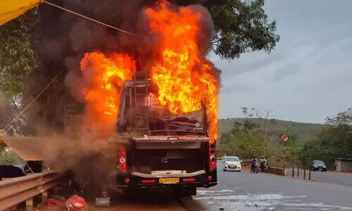 മലയാളി വിദ്യാർഥികൾ സഞ്ചരിച്ച ബസ് ഗോവയിൽ കത്തി നശിച്ചു; തീ പടരുന്നത് കണ്ട് യാത്രക്കാർ ഇറങ്ങിയോടി -Video