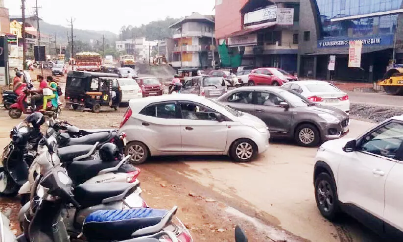 നവീകരണം പാതിവഴിയിൽ; ദുരിതമൊഴിയാതെ മുക്കം ടൗൺ