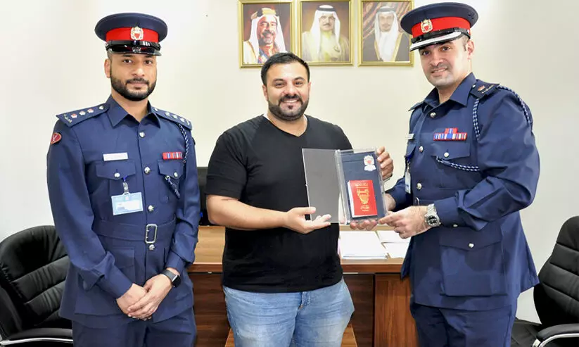 ആദ്യമായി ഇ-പാസ്​പോർട്ട്​ ലഭിച്ച വ്യക്​തിയെ ആദരിച്ചു