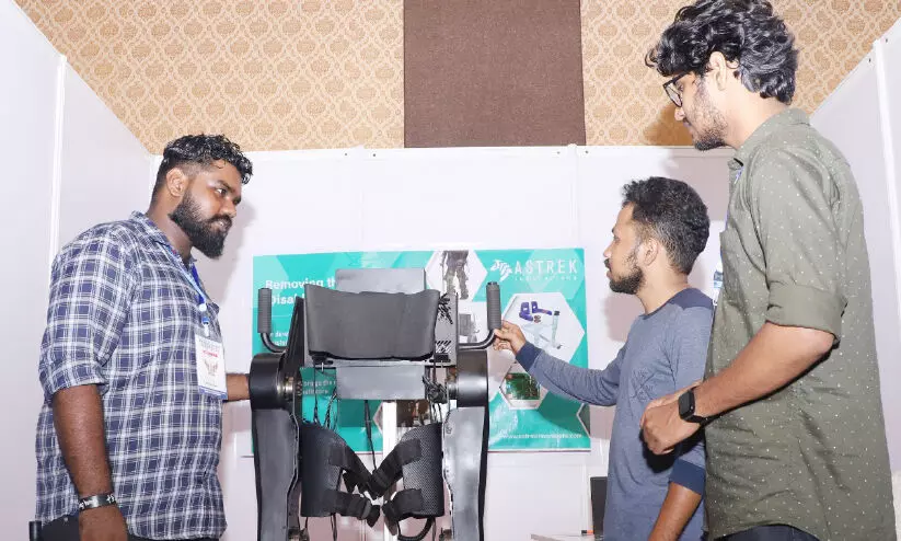 കിടപ്പുരോഗികൾക്ക് നൂതന സഹായ ഉപകരണവുമായി മലയാളി യുവ ഗവേഷകർ