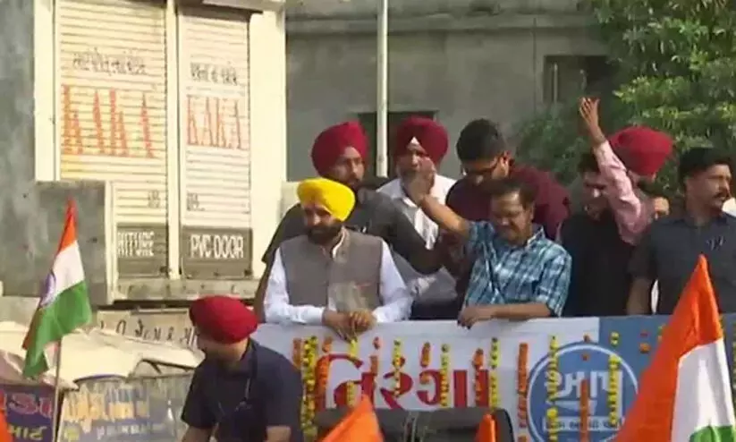 ഗുജറാത്തിൽ എ.എ.പിയുടെ വമ്പൻ റോഡ്ഷോ: നേതൃത്വം നൽകി കെജ്രിവാളും ഭഗവന്ത് മാനും ഗുജറാത്തിൽ എ.എ.പിയുടെ വമ്പൻ റോഡ്ഷോ: നേതൃത്വം നൽകി കെജ്രിവാളും ഭഗവന്ത് മാനും