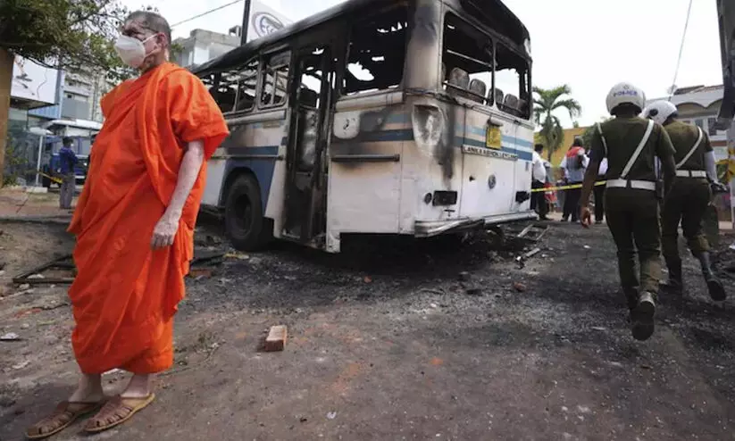 ലങ്കയിൽ കർഫ്യൂ; പാചകവാതകം കിട്ടാതായതോടെ മണ്ണെണ്ണക്കു വേണ്ടി തെരുവുകളിൽ നീണ്ട വരി