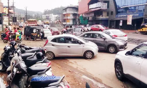 നവീകരണം പാതിവഴിയിൽ; ദുരിതമൊഴിയാതെ മുക്കം ടൗൺ നവീകരണം പാതിവഴിയിൽ; ദുരിതമൊഴിയാതെ മുക്കം ടൗൺ