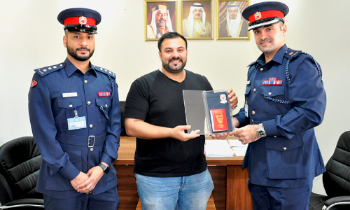 ആദ്യമായി ഇ-പാസ്​പോർട്ട്​ ലഭിച്ച വ്യക്​തിയെ ആദരിച്ചു