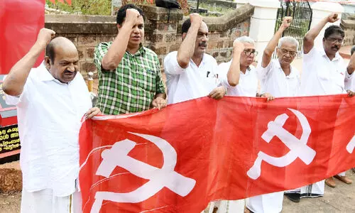 വഴിനീളെ ചെമ്പതാകയേന്തി റെഡ്‌ ഫ്ലാഗ്‌ ഡേ